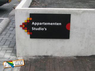 Uitgefreesd verwijsbord